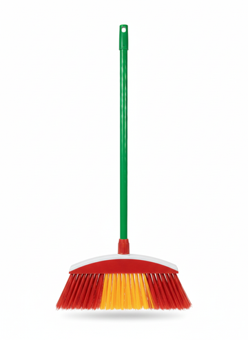 مكنسة بعصا خشبية